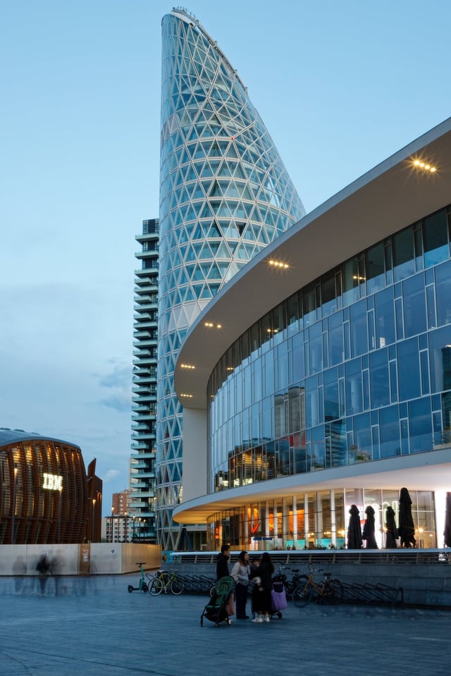 Piaza Gae Aulenti, Milan