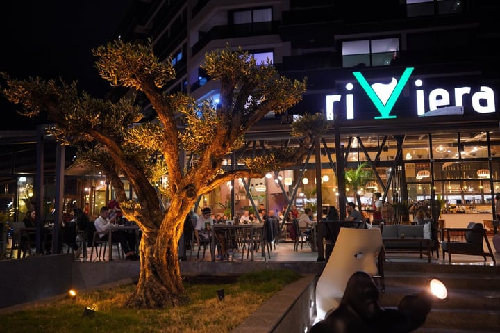 Riviera cafe önü