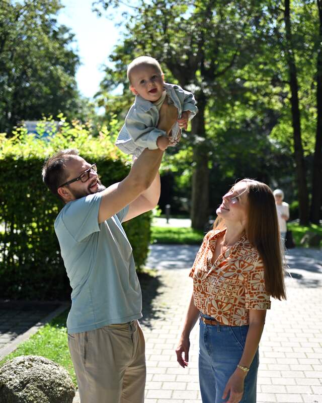 Family photo session in a park